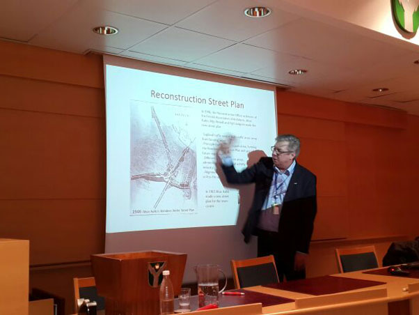 קבוצת הארגון בהשתלמות מקצועית באולם מועצת העיר רובניימי, בהקשבה להרצאת אדריכל העיר, וסיור מקצועי בבנין הספריה של אלוואר אלטו.
פברואר 2014.