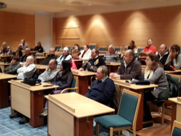 קבוצת הארגון בהשתלמות מקצועית באולם מועצת העיר רובניימי, בהקשבה להרצאת אדריכל העיר, וסיור מקצועי בבנין הספריה של אלוואר אלטו.
פברואר 2014.
